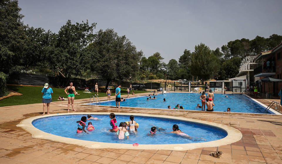Últimos días para bañarse en el Parc Natural de Collserola por menos de 5 €: la piscina municipal en pleno bosque a 20 minutos de Barcelona