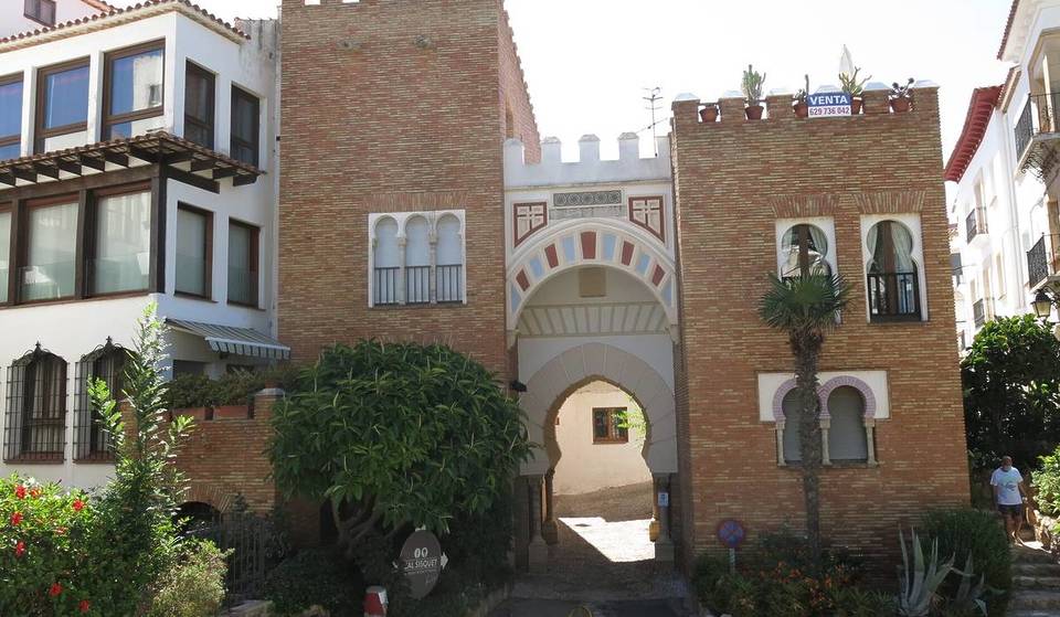 La città balneare “spagnola” della costa catalana: cortili andalusi, piazze castigliane e torri mudéjar a un’ora di treno da Barcellona.