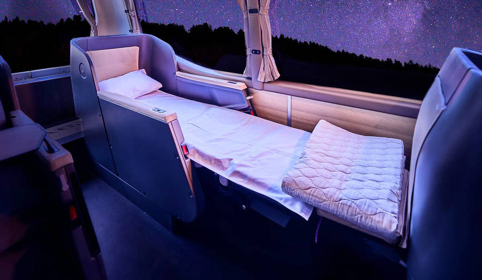 De eerste nachtbus met premium bedden die Barcelona met Euopa zal verbinden: goedkope prijzen, bar en zelfs een kleedkamer.