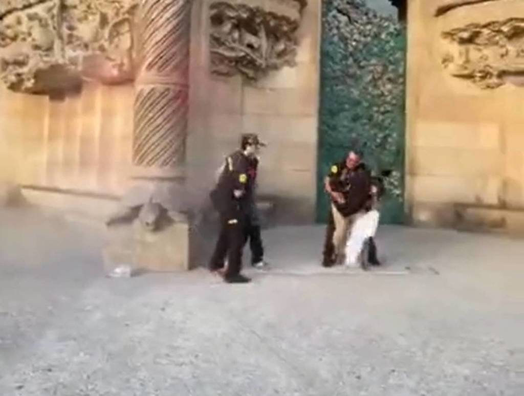 Attacco alla facciata della Sagrada Familia per protestare contro gli incendi boschivi [VIDEO].