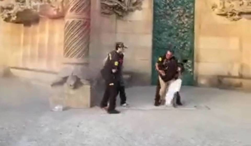 Aanval op de gevel van de Sagrada Familia uit protest tegen de bosbranden [VIDEO].