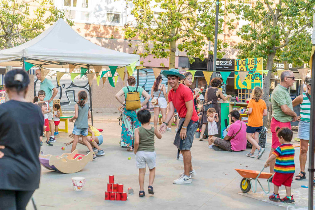 Barcelona expands “Juguem a les places”: children’s games in the most touristic areas of the city