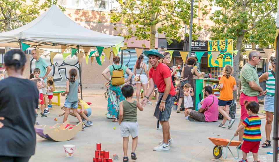 Barcelona breidt “Juguem a les places” uit: kinderspelletjes in de meest toeristische wijken van de stad