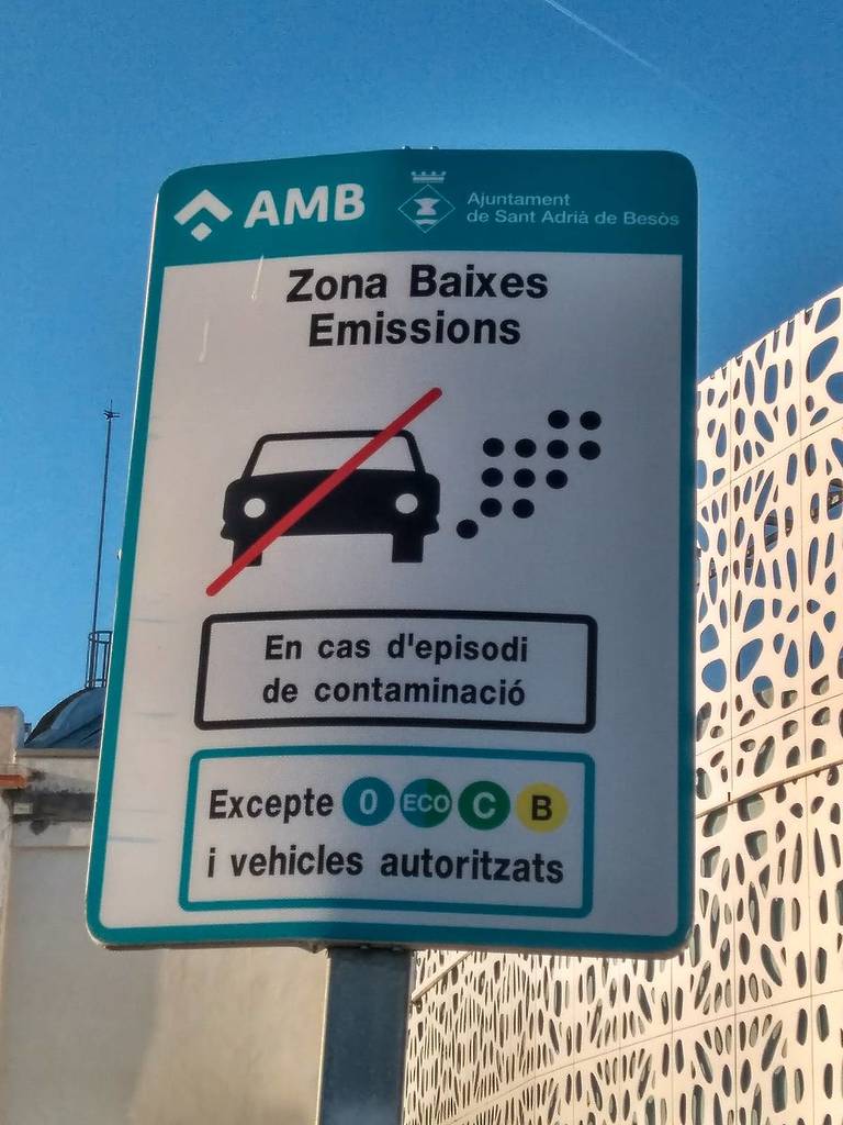 Adieu la ZBE à Barcelone : quels véhicules peuvent désormais entrer dans la ville après l&rsquo;interdiction sans fin due au chaos de Rodalies ?