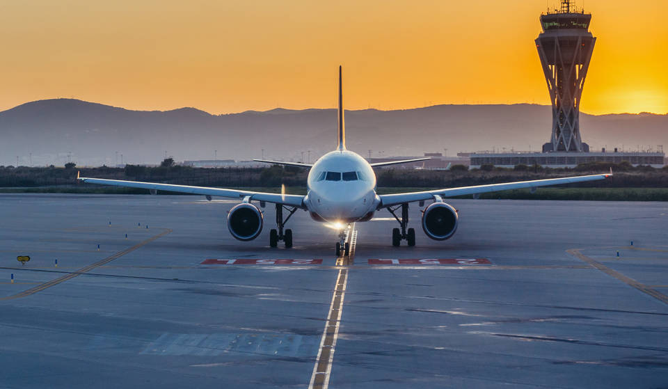O aeroporto do Prat antecipa-se à ampliação: fecha uma pista por dois meses, renova o asfalto, reforma o T-2 e prepara-se para a nova pista marítima
