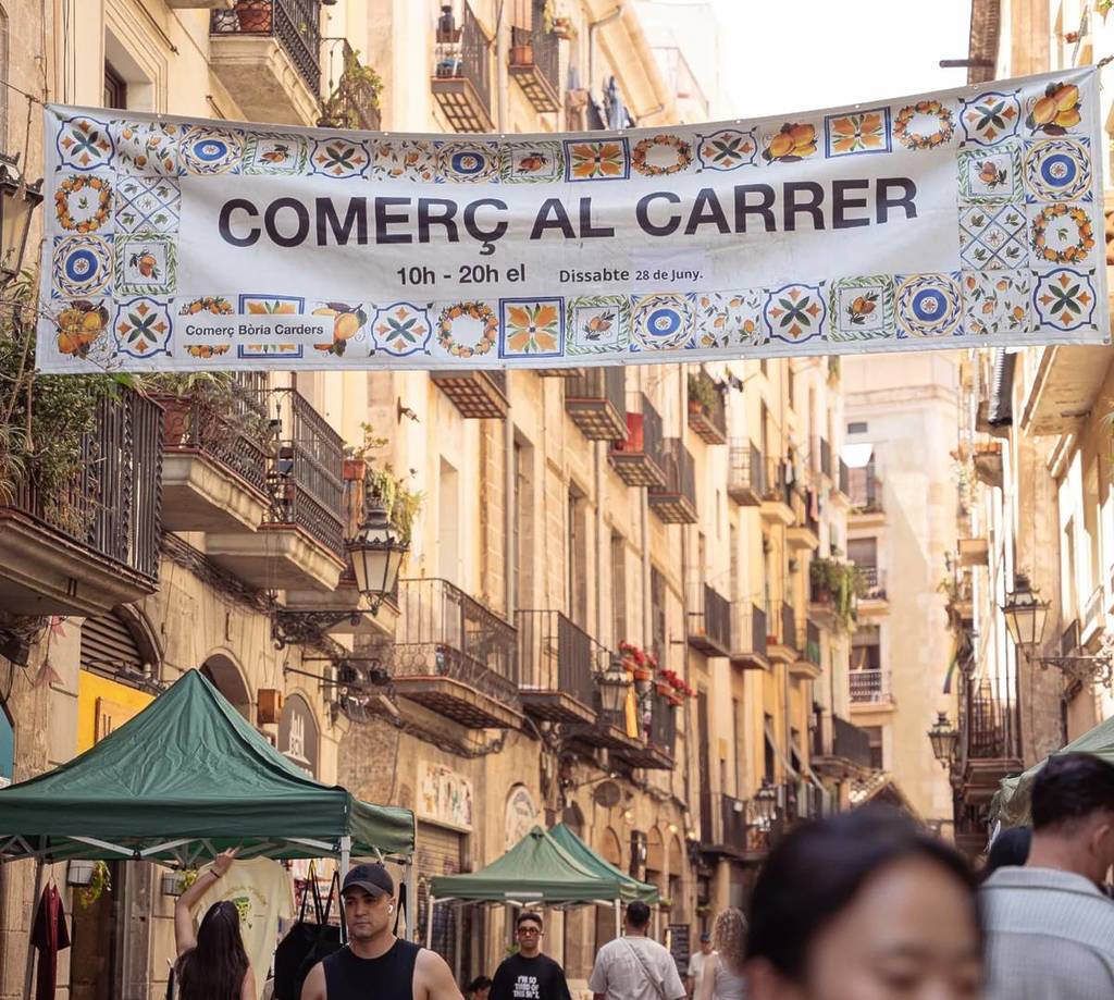 Cartas de tarô, croquetes e fideuà por 5 euros nas ruas medievais: a feira “mágica” no centro de Barcelona neste sábado