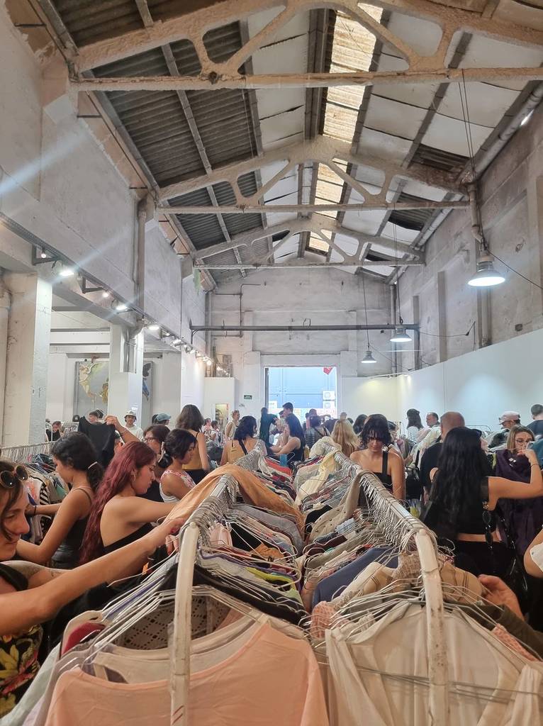 2 tones de roba vintage a 1€: la “rave del reciclatge” que arriba a la Nau Bostik només aquest cap de setmana