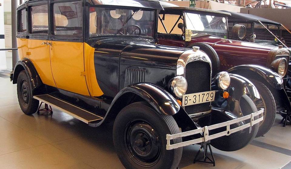 Waarom de taxi&#8217;s van Barcelona geel en zwart zijn: het automerk uit Barcelona dat begon met racen en uiteindelijk taxi&#8217;s ging maken