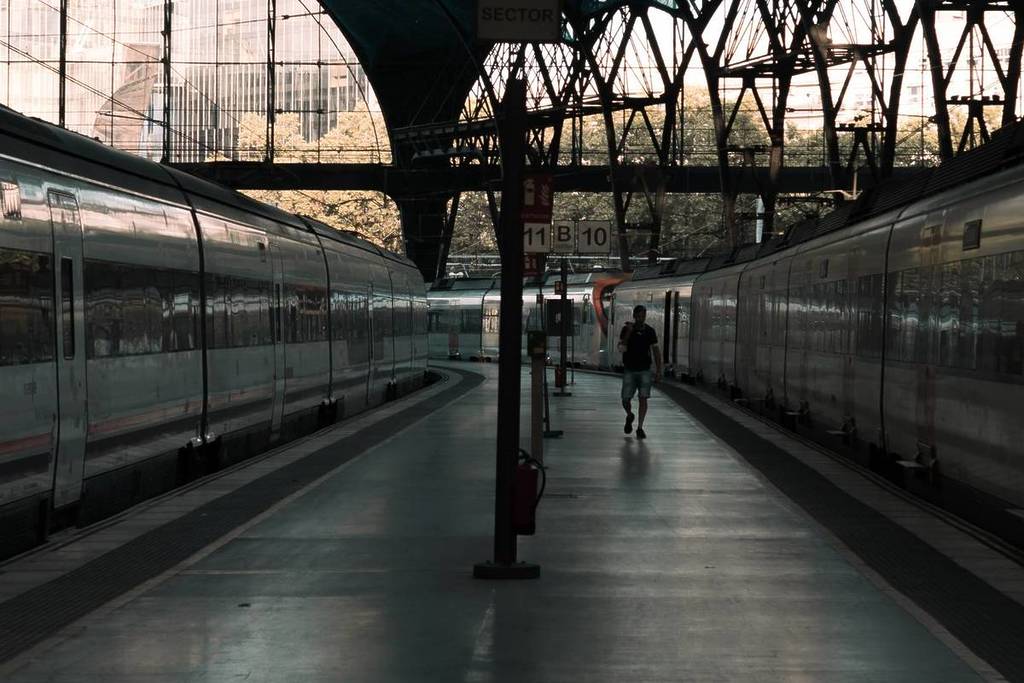 La festa di Halloween di 7 ore in una stazione ferroviaria centenaria di Barcellona: tutti i dettagli