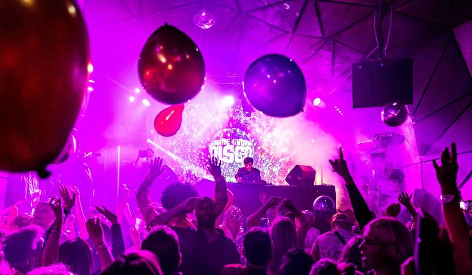 El plan nostálgico que arrasa en esta mítica sala de Barcelona: dos horas de música disco y espíritu setentero