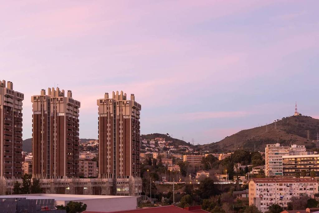 The avenue that divides rich and poor in Barcelona: 1 million euro houses vs. salaries of 16,000 €.