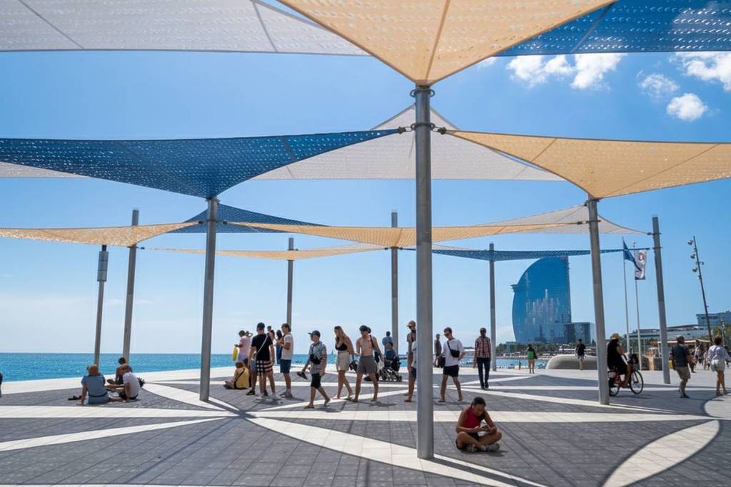 Barcelona wird 5.000 m² Schatten an drei seiner bekanntesten Orte schaffen: So sieht das neueste Großprojekt gegen die Hitze aus