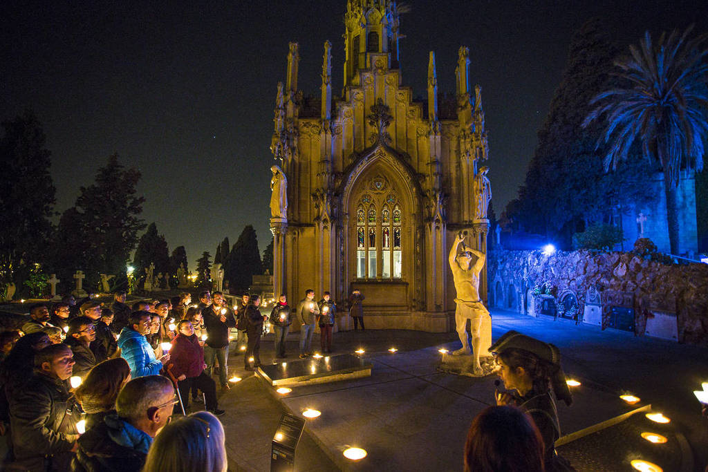 Tots Sants a Barcelona: horaris especials, flors i un altar de morts mexicà al cementiri de Montjuïc