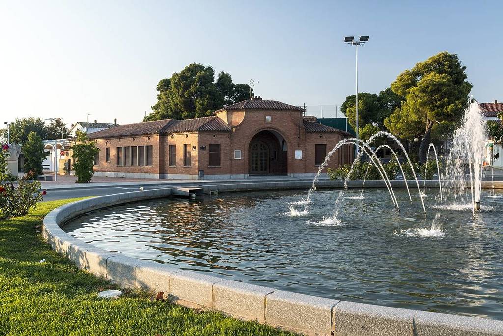 Die modernistische Dorfkellerei, die Gaudí nicht bauen wollte: ein Ausflugsziel mit Weinverkostungen, Gaudí-Architektur und einer 150 Meter hohen Weinkathedrale