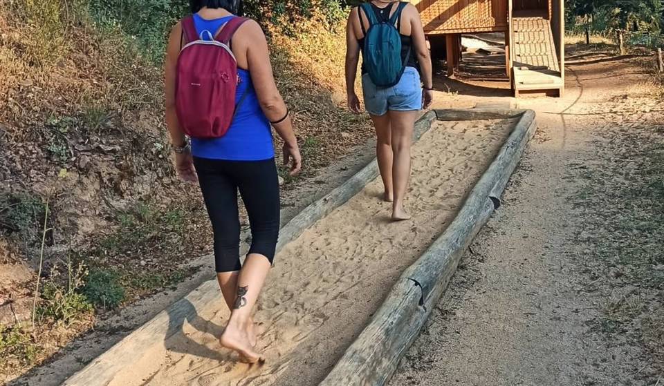 Il &#8220;bosco dei 5 sensi&#8221;: 1,5 km di sentieri da percorrere a piedi nudi, campi di erbe aromatiche o strumenti musicali a un&#8217;ora da Barcellona