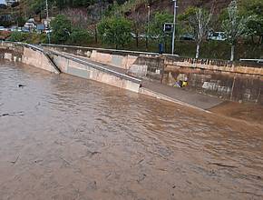 El río Besós, desbordado: multiplica por 100 su caudal, inunda su cauce y obliga a cerrar el Parc Fluvial en Barcelona [IMÁGENES]