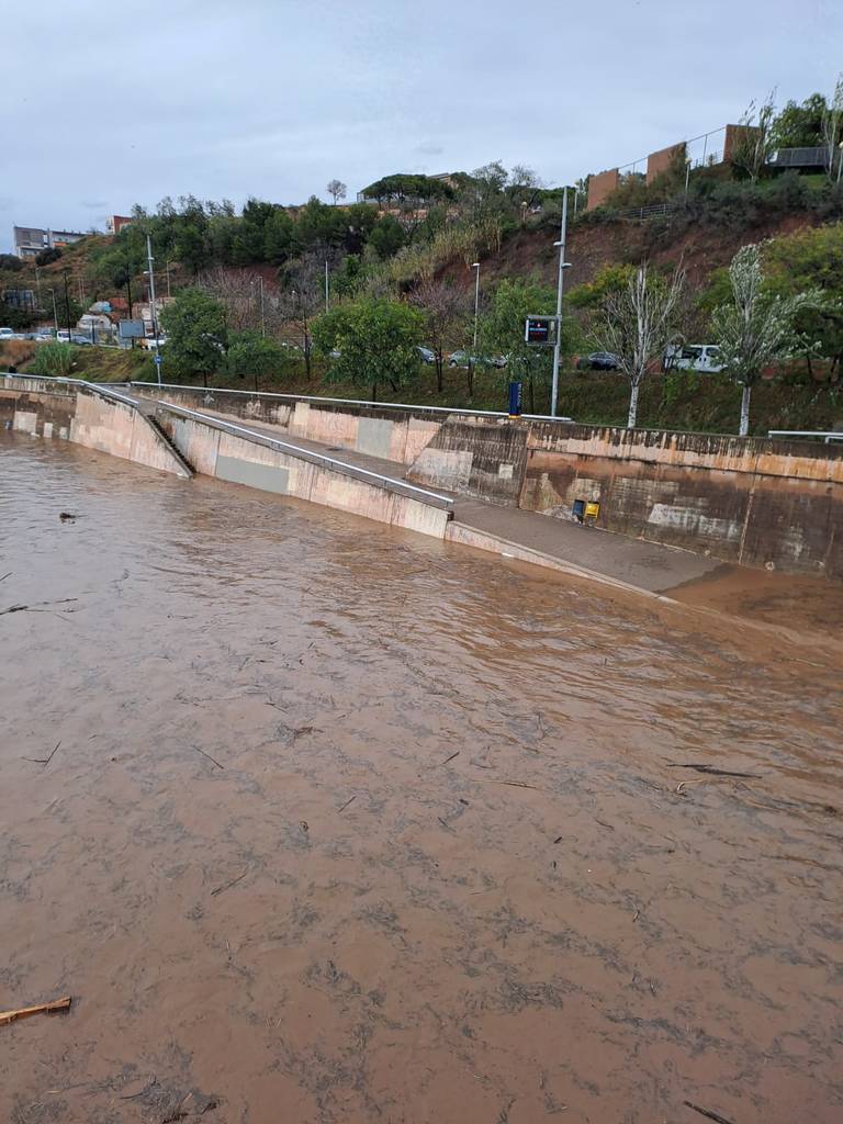 Le Besós déborde : son débit est multiplié par 100, il inonde son cours et oblige à fermer le Parc Fluvial de Barcelone [IMAGES].
