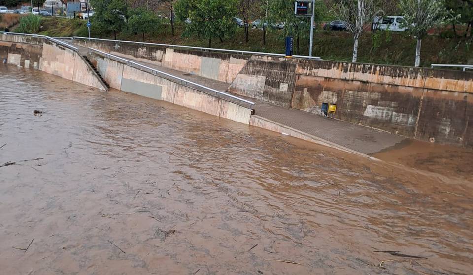 Il fiume Besòs straripa: la sua portata si moltiplica per 100, inonda il suo corso e costringe alla chiusura del Parc Fluvial di Barcellona [IMMAGINI].
