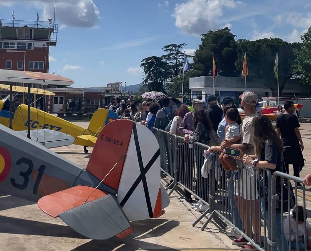 Puertas abiertas gratis al aeropuerto de Sabadell: exhibiciones de vuelo, aviones y helicópteros clásicos y visita a las pistas de aterrizaje a media hora de Barcelona