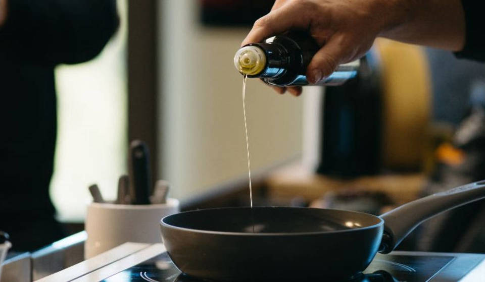 Como nas aldeias, mas na Plaça Catalunya: o Mercat de l&#8217;Oli Nou reúne 50 produtores de azeite que oferecem gratuitamente as suas primeiras prensagens do ano.