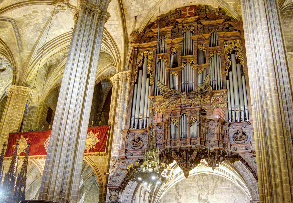 Interior gótico de la Catedral de Barcelona con un gran órgano barroco de madera tallada y tubos metálicos