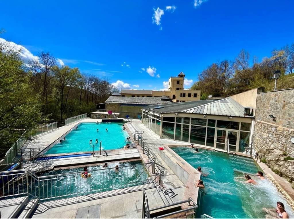 Le village pyrénéen avec une station thermale en plein air à deux heures de Barcelone : 17 € l&rsquo;entrée et des piscines thermales à 40ºC avec vue sur les montagnes et eau sulfureuse.