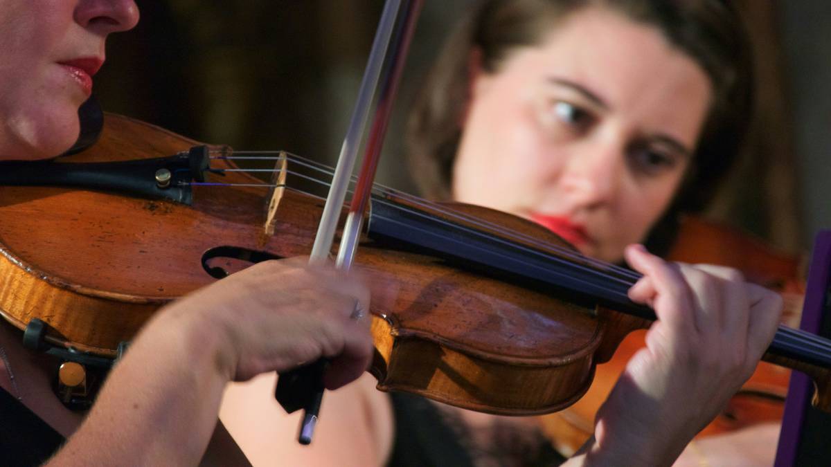 Primer plano de una violinista tocando su instrumento