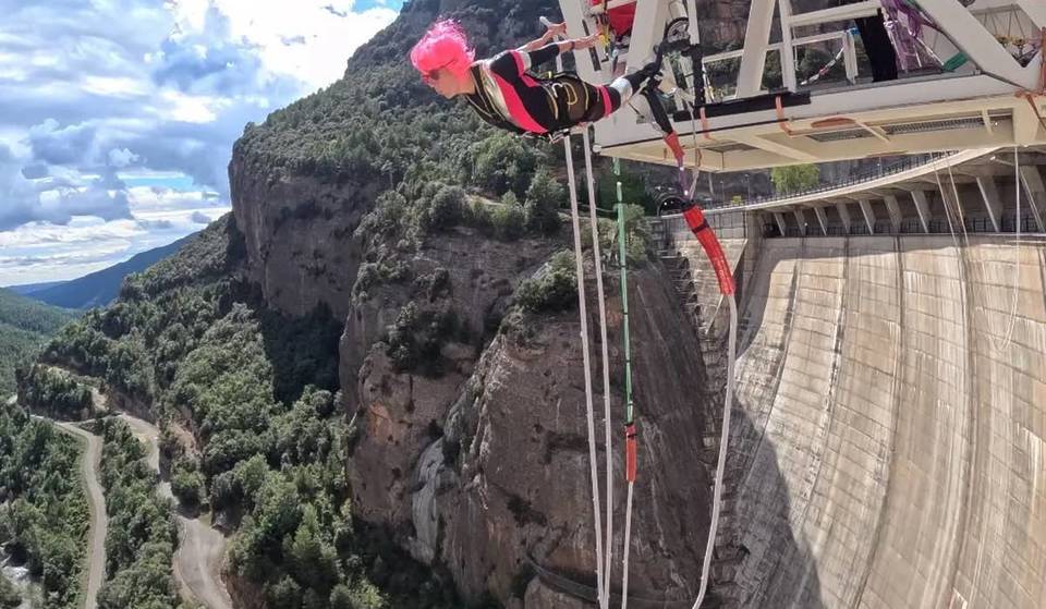 Il bungee jumping più alto della Spagna si trova a un’ora e mezza da Barcellona: 122 metri di caduta libera sopra una diga.