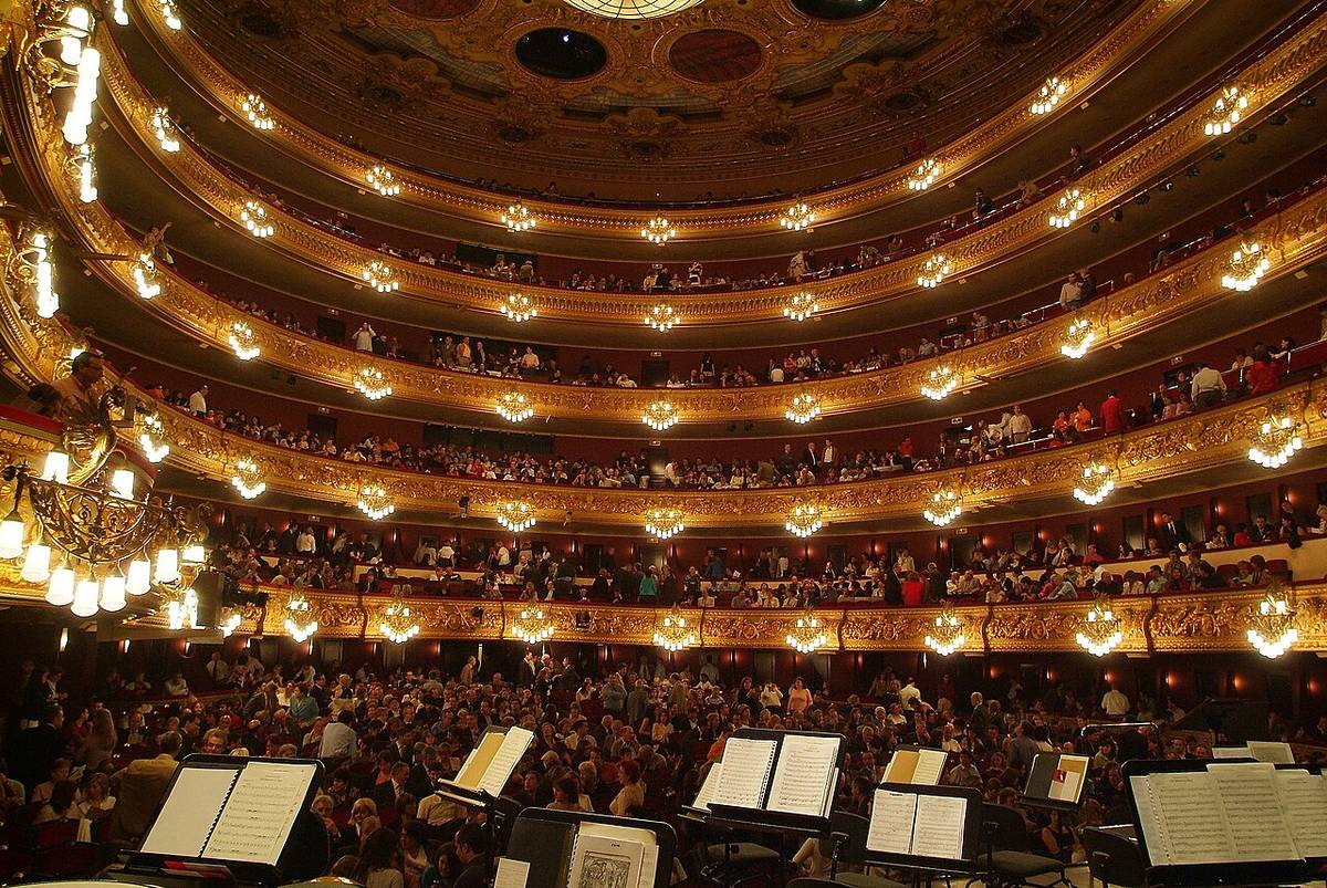 Interior del Gran Teatre del Liceu lleno de público antes de un concierto, un escenario emblemático para los conciertos de Navidad en Barcelona