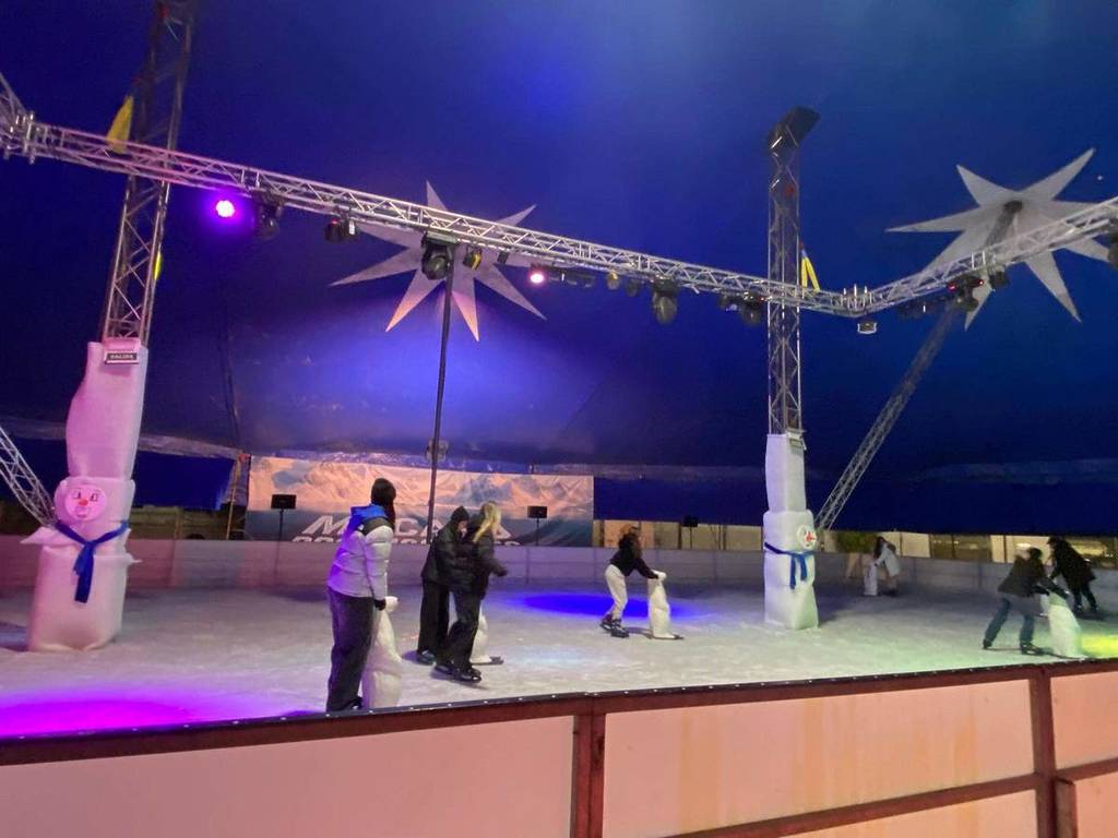 37 atraccions, pista de gel i una nòria gegant amb vistes a la ciutat: la fira de Nadal més gran de Catalunya està a un cop de metro