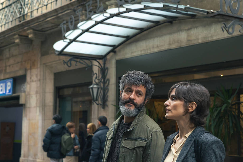 Netflix estrena una serie rodada en Barcelona que empieza con un asesinato en La Pedrera: qué escenarios de la ciudad aparecen