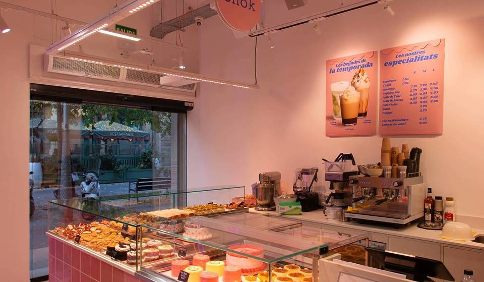 Reabre la tienda de fiestas más mítica de la infancia de los barceloneses (y lo hace con cafetería y talleres)