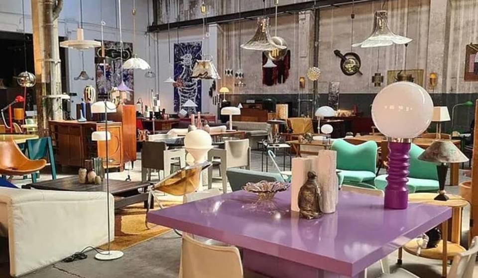 The secret warehouse in Barcelona where Netflix buys its props: 1,700 m², designer furniture from 300€ and only works by appointment.