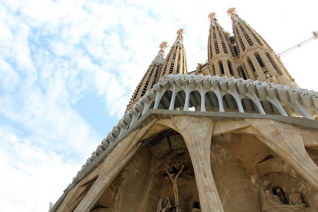 La Pasión de Cristo se narra sobre la fachada de la Sagrada Familia: el mapping gratuito de 30 min. que dará vida a la pared del templo y estrenará la cruz a 172 metros de altura