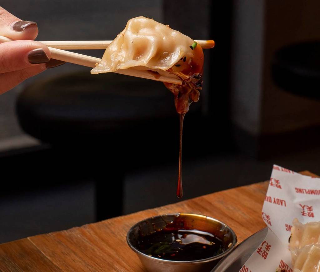 From “bar Manolo” to cooking 5,000 dumplings a day: the secret of the Chinese dumpling restaurant where they prepare the gyozas in front of you.