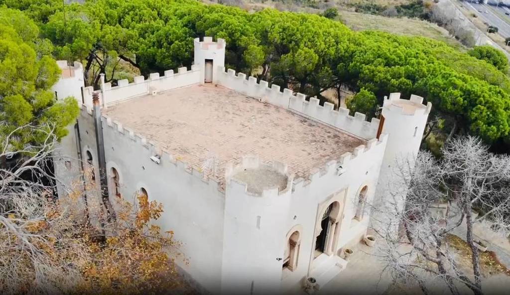 Se vende castillo a 5 minutos de Barcelona: una torre neoárabe con viñedos propios y vistas al mar y a la ciudad