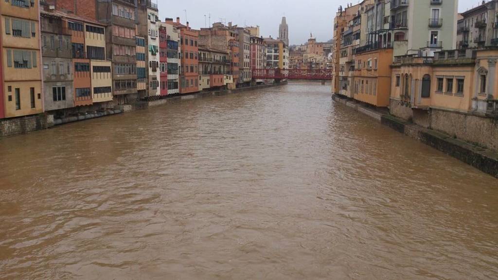 L’Onyar minaccia di straripare a Girona: il Comune chiede ai residenti di salire ai piani alti delle loro case e di chiudere i negozi.