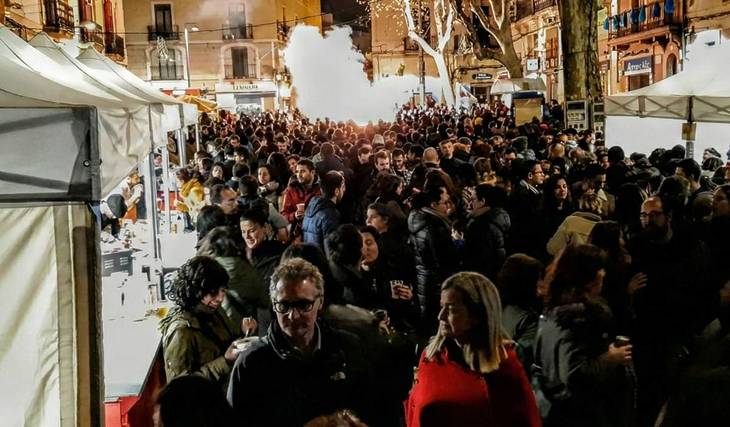 Sabato torna a Barcellona la grande festa del maiale: un banchetto popolare con escudella e codillo a 12 euro, musica e correfoc.
