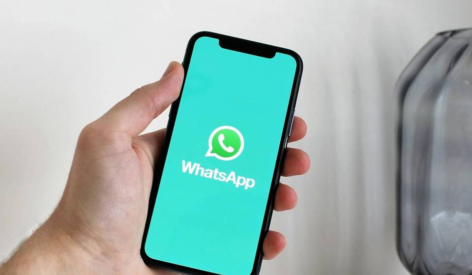 Un WhatsApp a pagamento e con pubblicità: la nuova versione dell’app che potrebbe arrivare nel 2026.