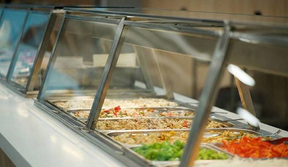 Il buffet libero nascosto all’interno di un supermercato sulla A-2 a Barcellona: carne alla griglia, bevanda e dessert per meno di 10 euro.