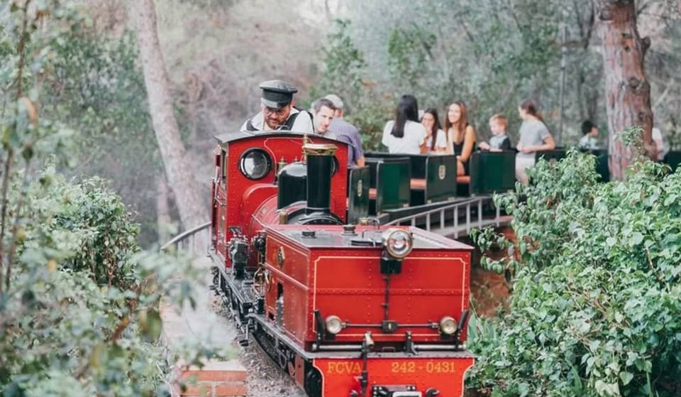 El tren de vapor en miniatura con 600 metros de vías por un parque de Barcelona: el viaje cuesta 2 euros y se puede llegar en bus
