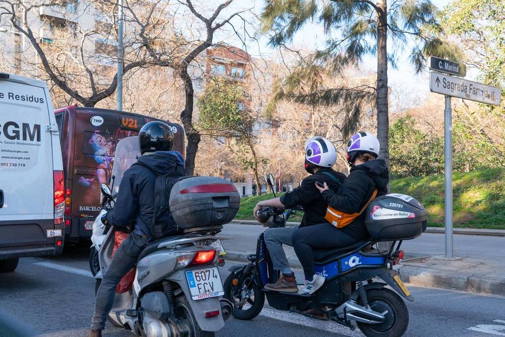 El Ayuntamiento de Barcelona pagará 600 euros a quienes se pasen a la moto eléctrica: éstos son los dos únicos requisitos para cobrarlos este 2026