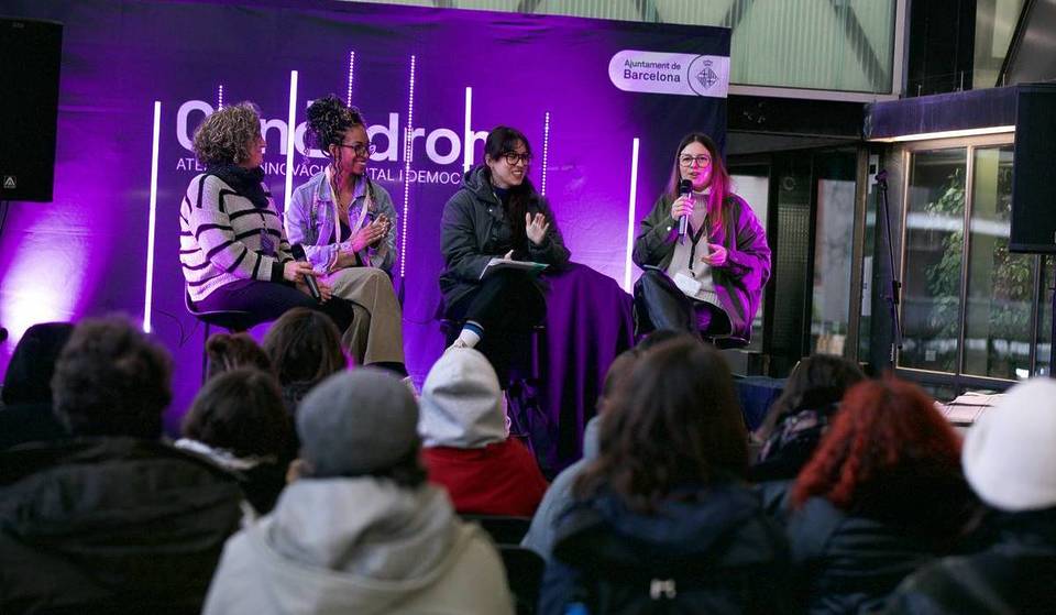 El primer desfilada de moda anti-IA a Barcelona: roba que bloqueja el reconeixement facial creada en un barri de Nou Barris.