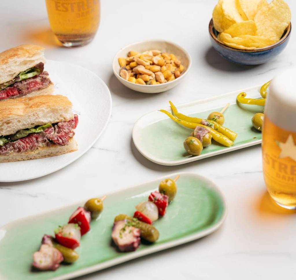 Niente abiti di lusso né modernismo: il festival che trasforma il Pg. de Gràcia in un patio gastronomico torna domani con tapas e bevande a 10 €.