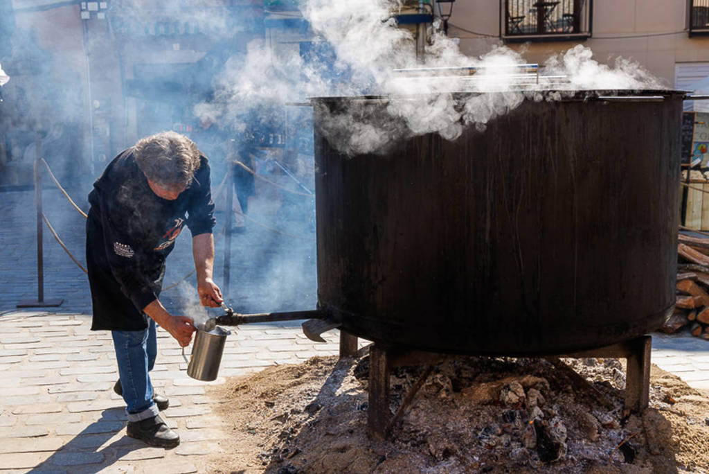 A feira onde fazem uma panela de 1.600 litros de caldo feito com águas termais: porções a 1 € a meia hora de Barcelona neste fim de semana