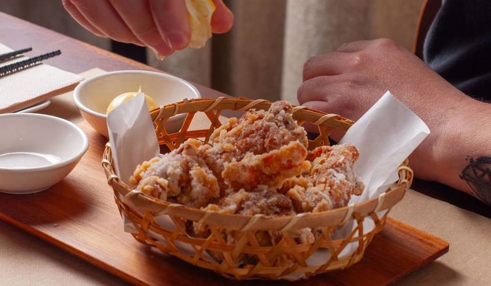 Sem pão ralado nem farinha de trigo: o truque deste mítico restaurante japonês de Sants para conseguir um frango ‘karaage’ extra crocante.