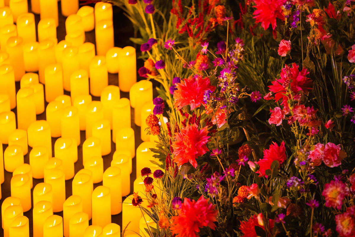 Primer plano de miles de velas Candlelight y muchísimas flores de seda durante un concierto Candlelight Spring.