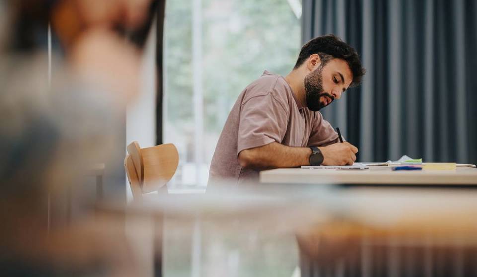 500 euros por mês durante um ano: o apoio da Generalitat para menores de 30 anos que se preparem para concursos públicos em 2026