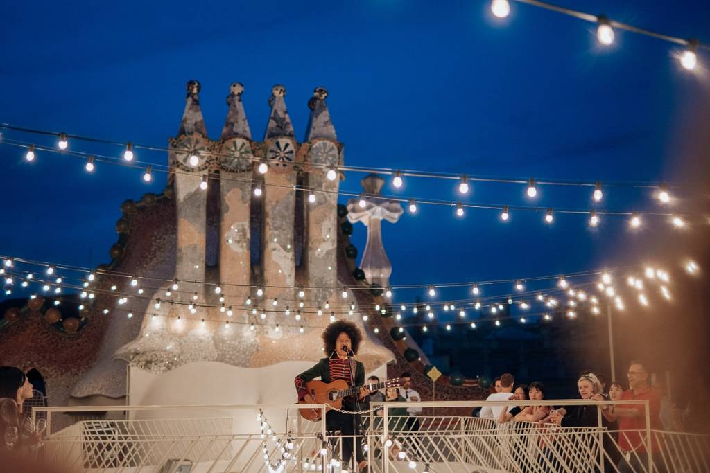 Una de las azoteas más espectaculares de Barcelona abre al anochecer: vuelven las ‘Noches Mágicas’ de Casa Batlló
