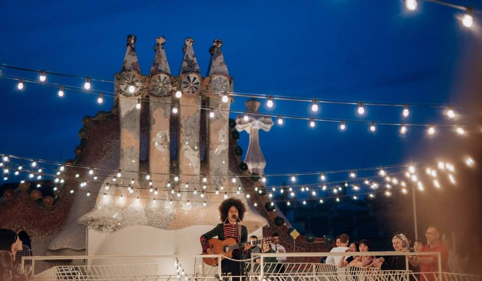 Una de las azoteas más espectaculares de Barcelona abre al anochecer: vuelven las ‘Noches Mágicas’ de Casa Batlló